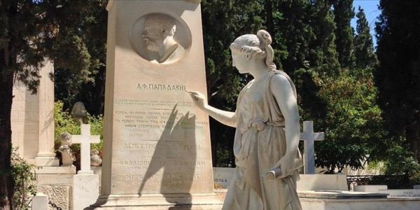Περιφέρεια Κρήτης: Ζητά την αποκατάσταση του ταφικού μνημείου του Αντ. Φ. Παπαδάκη - Ειδήσεις Pancreta