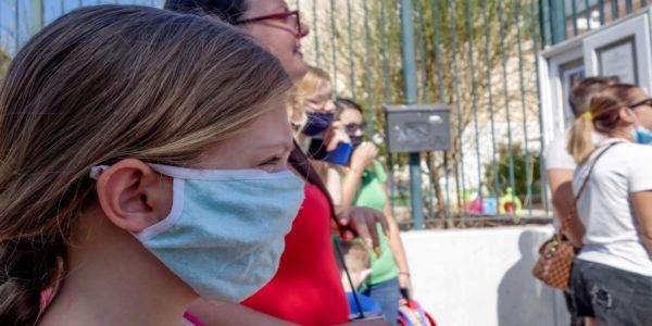 «Παρατράγουδα» με τους αρνητές της μάσκας στα σχολεία: Ξύλο, εντάσεις και αποβολές - Ειδήσεις Pancreta