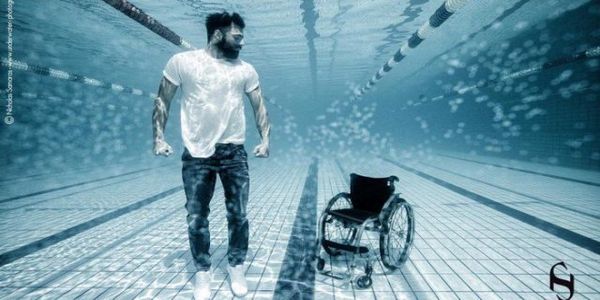Συγκλονιστική φωτογράφιση Τσαπατάκη: Στέκεται όρθιος, δίπλα στο αναπηρικό καροτσάκι… - Ειδήσεις Pancreta