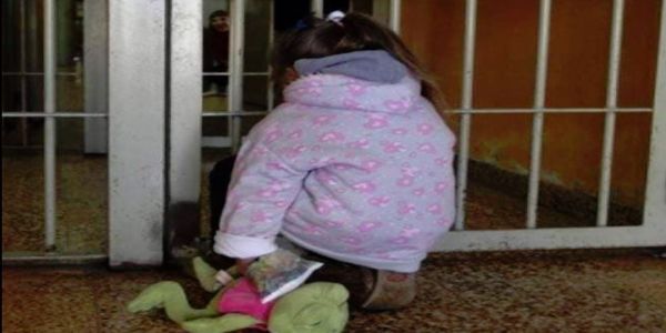 Μωρά στις φυλακές: Η ντροπή κάθε πολιτισμού - Ειδήσεις Pancreta