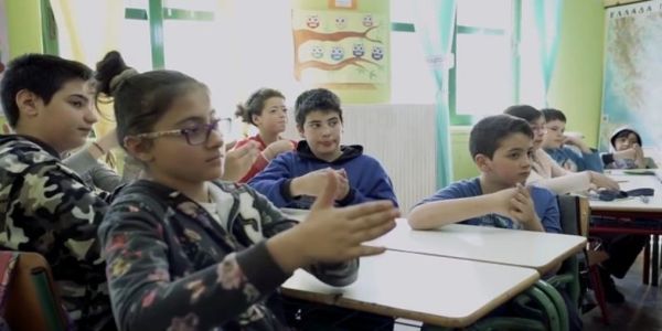 Χανιά: Συγκινητικό! Μαθητές στον Εμπρόσνερο, μαθαίνουν νοηματική για να επικοινωνούν με συμμαθήτριά τους (video) - Ειδήσεις Pancreta