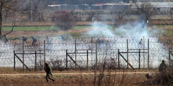 Ένταση στις Καστανιές του Έβρου - Βίντεο με Τούρκους αστυνομικούς να πετούν χημικά - Ειδήσεις Pancreta