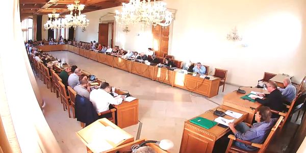 Διακοπή και αποχωρήσεις στη συνεδρίαση του Δημοτικού Συμβουλίου Ηρακλείου (βίντεο) - Ειδήσεις Pancreta