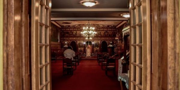 Εκκλησία Κρήτης: Κάναμε υπερβολικές "παραχωρήσεις" - Λειτουργία με πιστούς τα Φώτα - Ειδήσεις Pancreta