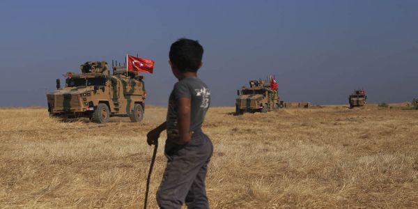 Οι Τούρκοι επελαύνουν στη Συρία σκοτώνοντας αμάχους – ΗΠΑ, ΟΗΕ και ΕΕ «παρακολουθούν» - Ειδήσεις Pancreta