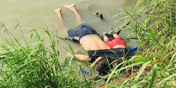 Μια εικόνα – μια τραγική ιστορία: Πατέρας νεκρός αγκαλιά με την κόρη του στα σύνορα ΗΠΑ-Μεξικό - Ειδήσεις Pancreta