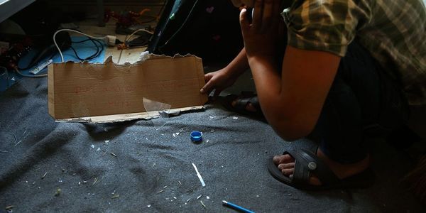 Εικόνες ντροπής: Έσπασαν τα τζάμια με πέτρες στο σπίτι του 11χρονου Αμίρ (ΦΩΤΟ) - Ειδήσεις Pancreta