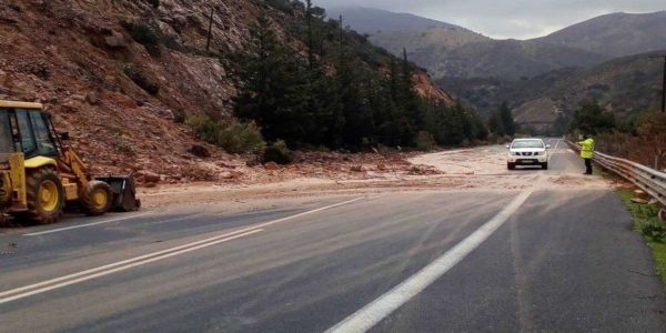 Κρήτη: Συνεχίζονται οι ισχυρές βροχές και καταιγίδες - Κατολισθήσεις και υπερχείλιση ποταμών - Ειδήσεις Pancreta