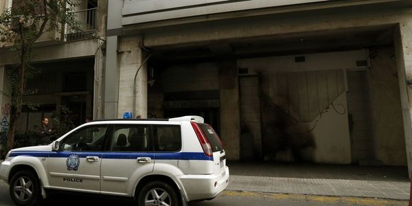 Επίθεση με καλάσνικοφ κατά αστυνομικών έξω από τα γραφεία του ΠΑΣΟΚ - Στο 401 ένας τραυματίας - Ειδήσεις Pancreta