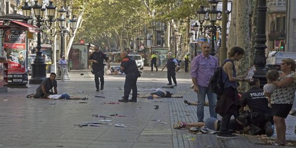 Βαν έπεσε πάνω σε πλήθος στο κέντρο της Βαρκελώνης - Πληροφορίες για δεκάδες νεκρούς - Ειδήσεις Pancreta