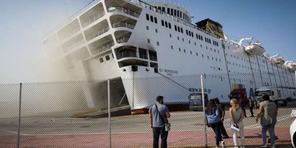 Έσβησε η φωτιά στο πλοίο-Προχωρά η εκφόρτωση των οχημάτων - Ειδήσεις Pancreta