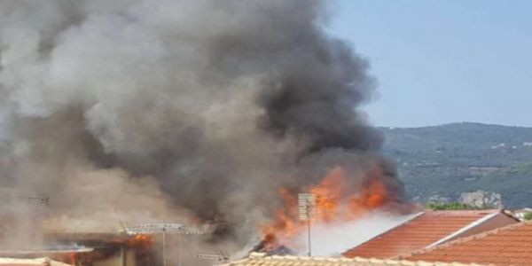Καίγονται σπίτια από μεγάλη φωτιά στη Λευκάδα (video) - Ειδήσεις Pancreta