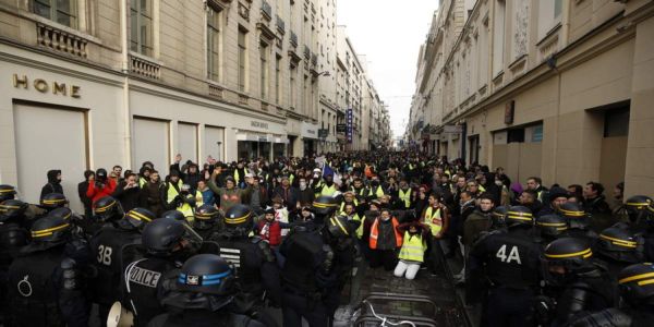Κίτρινα γιλέκα: Εκατοντάδες συλλήψεις και δακρυγόνα - Σε «κατάσταση πολιορκίας» το Παρίσι [Live εικόνα] - Ειδήσεις Pancreta