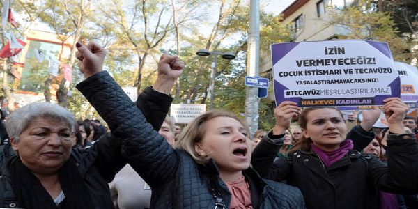 Τουρκία: Νόμος 'αθωώνει' βιαστές ανηλίκων αν παντρευτούν τα θύματά τους - Ειδήσεις Pancreta