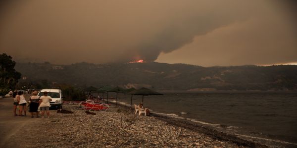 Φωτιά στην Εύβοια: Ανεξέλεγκτα τα μέτωπα - Oι φλόγες έφτασαν στα Βασιλικά, καίγονται σπίτια στο Κυπαρίσσι - Ειδήσεις Pancreta
