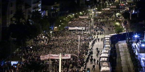 Χιλιάδες κόσμου τίμησαν την επέτειο της εξέγερσης στο Πολυτεχνείο - Σε εξέλιξη η πορεία - Ειδήσεις Pancreta