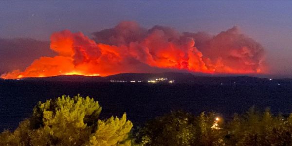 Φωτιά στην Εύβοια: Εικόνες Αποκάλυψης από τη Σκιάθο και τη Σκόπελο (βίντεο) - Ειδήσεις Pancreta