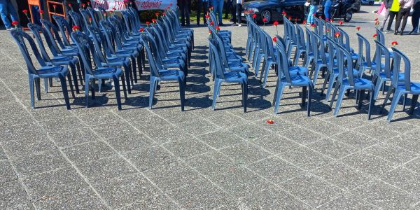 Παρέμβαση στο υπ. Μεταφορών από φοιτητές – 57 κενές καρέκλες κι ένα γαρύφαλλο για τα θύματα του εγκλήματος στα Τέμπη - Ειδήσεις Pancreta
