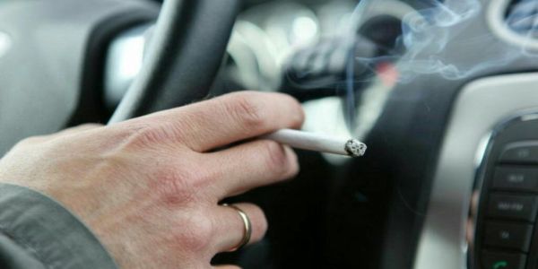 Οδήγηση και κάπνισμα: Έως 3000 ευρώ πρόστιμο και αφαίρεση διπλώματος - Ειδήσεις Pancreta