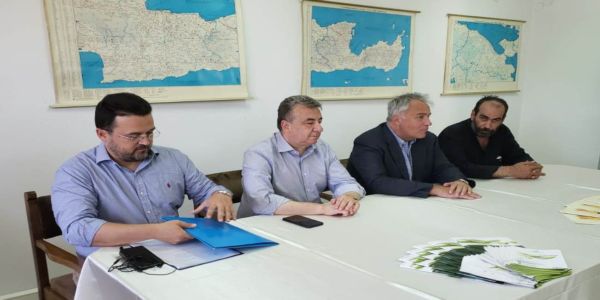 Ο Υπουργός Αγροτικής Ανάπτυξης υλοποιεί την πρόταση της Περιφέρειας Κρήτης για αναμπέλωση στο νησί - Ειδήσεις Pancreta