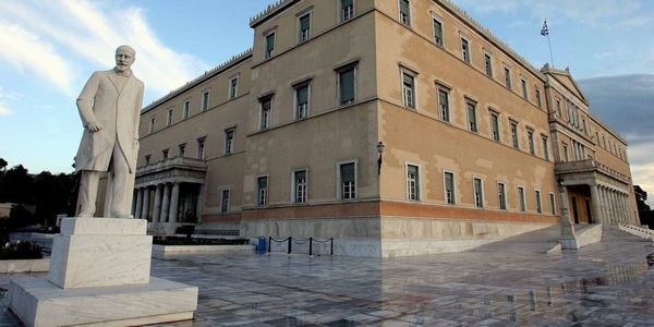 Η Βουλή αποφάσισε να υιοθετήσει τα παιδιά του Γιώργου Μπαλταδώρου - Ειδήσεις Pancreta