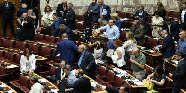 Τροπολογίες τελευταίας στιγμής στα εργασιακά - Αποχώρησαν από τη Βουλή ΣΥΡΙΖΑ, ΚΙΝΑΛ, ΚΚΕ, ΜεΡΑ25 - Ειδήσεις Pancreta