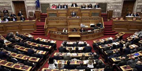 Υψηλοί τόνοι στη Βουλή για τα επιδόματα, τους ηλεκτρονικούς πλειστηριασμούς και τις απεργίες - Ειδήσεις Pancreta