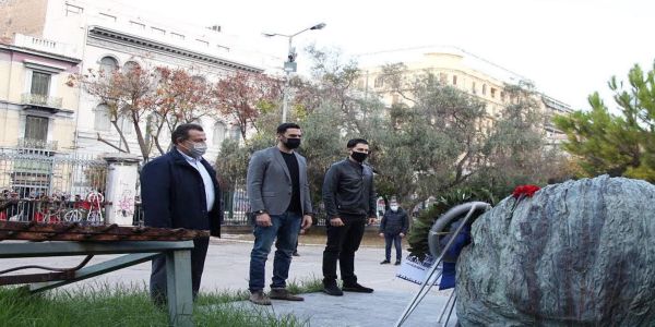 Αντιπροσωπεία του Κινήματος Αλλαγής κατέθεσε στεφάνι στο μνημείο του Πολυτεχνείου​ - Ειδήσεις Pancreta
