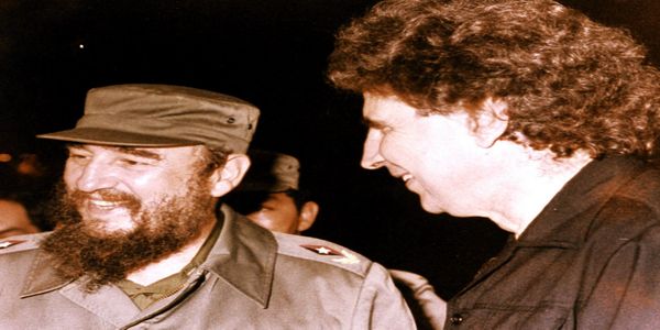 Όταν ο Μίκης Θεοδωράκης συναντήθηκε με τον Φιντέλ Κάστρο στην ιστορική συναυλία στην Κούβα (βίντεο) - Ειδήσεις Pancreta