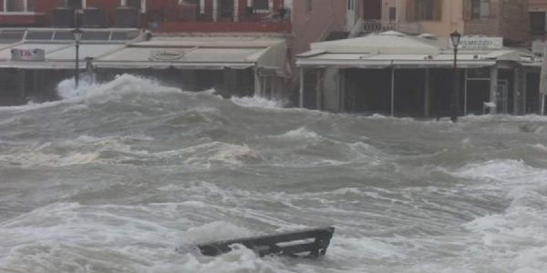 «Βούλιαξε» το Ενετικό Λιμάνι των Χανίων από τα κύματα - Ειδήσεις Pancreta