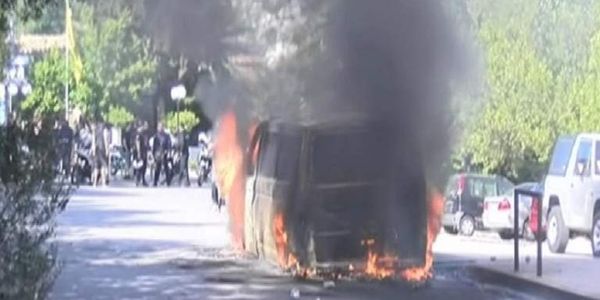 Οπαδοί της ΑΕΚ ξυλοκόπησαν οπαδούς του ΠΑΟΚ και έκαψαν το όχημά τους - Ειδήσεις Pancreta
