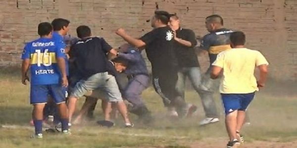 Τρομερό ξύλο στην Αργεντινή, χτυπούσαν αλύπητα τον διαιτητή (video) - Ειδήσεις Pancreta