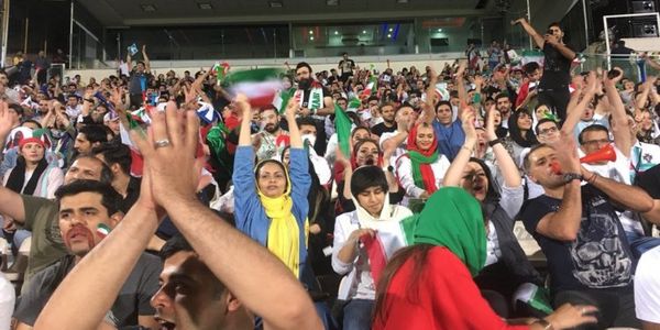 Οι Ιρανές μπήκαν για πρώτη φορά σε γήπεδο μετά από 37 χρόνια - Ειδήσεις Pancreta
