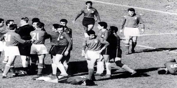 Η μάχη του Σαντιάγκο: Ο πιο «βρόμικος» αγώνας στην ιστορία του ποδοσφαίρου - Ειδήσεις Pancreta