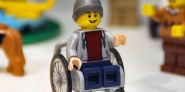 Για πρώτη φορά κυκλοφορεί φιγούρα Lego σε αναπηρικό καροτσάκι - Ειδήσεις Pancreta