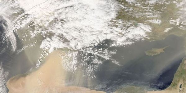 Η συγκλονιστική δορυφορική φωτογραφία της NASA: "Εξαφανίστηκε" η Κρήτη από την αφρικανική σκόνη - ΦΩΤΟ - Ειδήσεις Pancreta