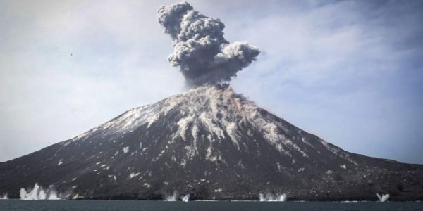 Ινδονησία: Το ηφαίστειο Κρακατόα... κόντυνε κατά δύο τρίτα μετά την έκρηξη - Ειδήσεις Pancreta