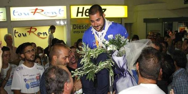 Υποδοχή ήρωα στον χρυσό Παραολυμπιονίκη Στεφανουδάκη στην Κρήτη – Τον σήκωσαν στα χέρια (εικόνες) - Ειδήσεις Pancreta