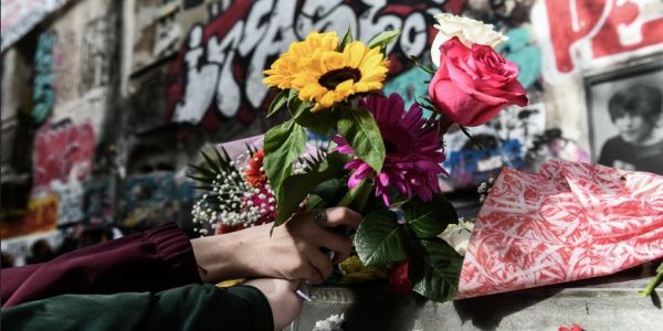 6 Δεκεμβρίου 2008: Ο Αλέξης πέφτει νεκρός από το όπλο του Κορκονέα - 14 χρόνια μετά, η πληγή ανοιχτή - Λουλούδια στο μνημείο του - Ειδήσεις Pancreta