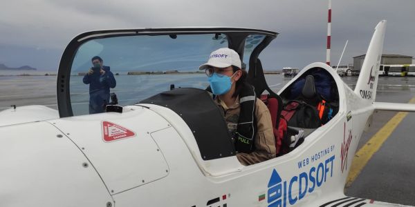 Έφτασε στο Ηράκλειο η 19χρονη πιλότος που κάνει το γύρο του κόσμου - Ειδήσεις Pancreta