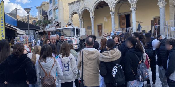 Η ιδιαίτερη συνάντηση των μαθητών με τον Δήμαρχο Αλέξη Καλοκαιρινό στο κέντρο του Ηρακλείου - Ειδήσεις Pancreta