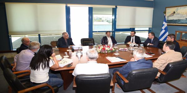 Συμφωνία του Δημάρχου Ηρακλείου και του Ο.Λ.Η. με τον Υπουργό Εμπορικής Ναυτιλίας για την παραχώρηση της χερσαίας ζώνης στον Δήμο - Ειδήσεις Pancreta