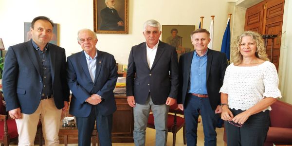Συνάντηση Δημάρχου Ηρακλείου Βασίλη Λαμπρινού με τον Πρόεδρο της ΚΕΔΕ Δημήτρη Παπαστεργίου - Ειδήσεις Pancreta