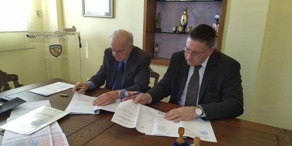 Ο Δήμαρχος Ηρακλείου Βασίλης Λαμπρινός υπέγραψε την τελική σύμβαση για την παραχώρηση του στρατοπέδου Μπετεινάκη - Ειδήσεις Pancreta