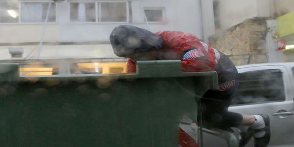 Εικόνα «γροθιά» στο στομάχι – Εν μέσω κακοκαιρίας ψάχνει φαγητό στα… σκουπίδια - Ειδήσεις Pancreta
