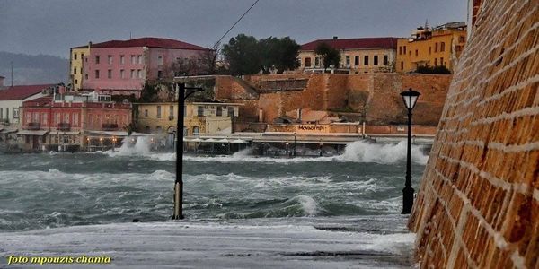 Τεράστια κύματα στο ενετικό λιμάνι των Χανίων προκάλεσαν ζημιές σε καταστήματα - Ειδήσεις Pancreta