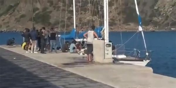 Σκάφος με 50 μετανάστες έφτασε στη Γαύδο εν μέσω... «Ιανού». - Ειδήσεις Pancreta