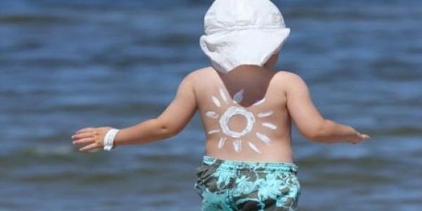 Όλα όσα πρέπει να γνωρίζετε για τα παιδικά αντηλιακά και τη σωστή ηλιοπροστασία - Ειδήσεις Pancreta