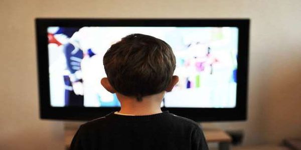 Η πολύωρη παρακολούθηση τηλεόρασης προκαλεί (και) γήρανση του εγκεφάλου - Ειδήσεις Pancreta