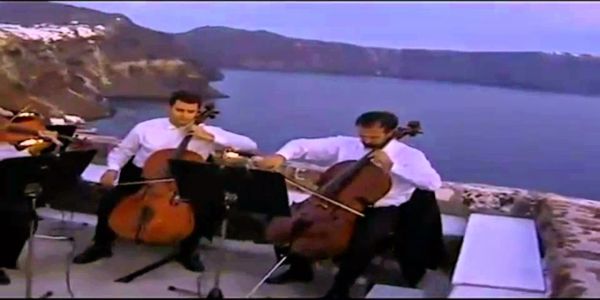 Στις 14 Νοεμβρίου του 1989, ο Μάνος Χατζιδάκις ιδρύει την Ορχήστρα των Χρωμάτων
